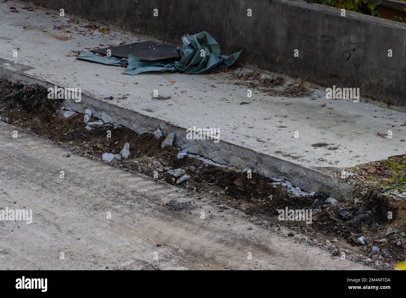 Macerie di cemento in un fossato in un cantiere Foto Stock