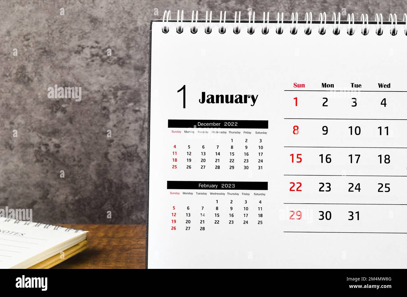 Un calendario mensile da tavolo del 2023 gennaio per 2023 su sfondo di legno. Foto Stock