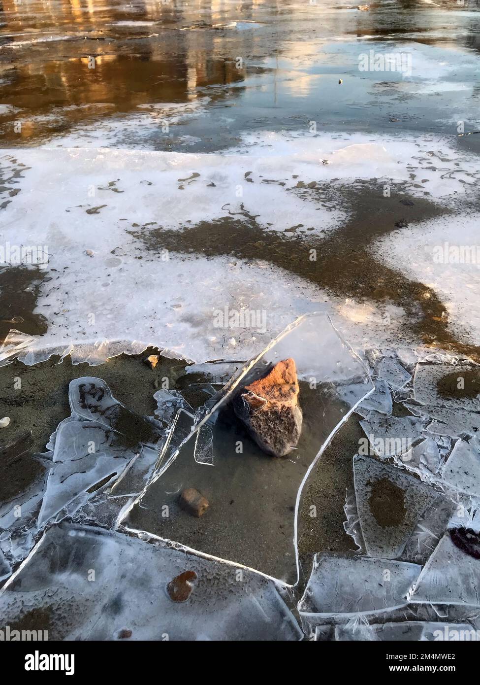 Fogli di ghiaccio rotto giacciono sulla superficie di un laghetto di anatra in barca lago. Ghiaccio rotto, acqua ghiacciata, pericolo di annegamento, ghiaccio su stagno, fogli di ghiaccio, acqua congelata. Foto Stock