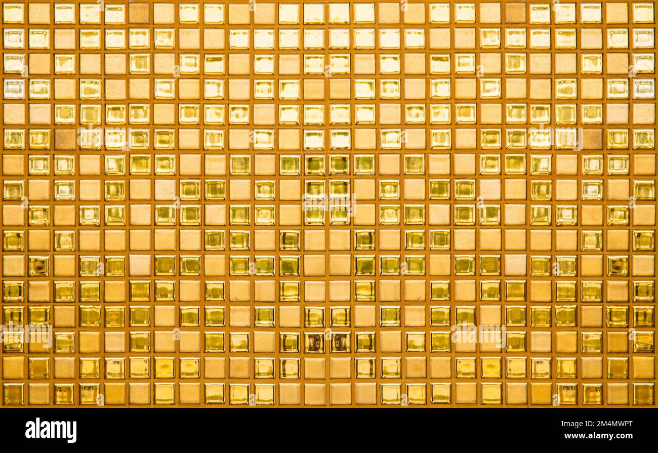 Mosaico di lusso oro piastrelle texture sfondo come sfondo. Parete con piastrelle in ceramica lucente dorate. Foto ad alta risoluzione. Foto Stock