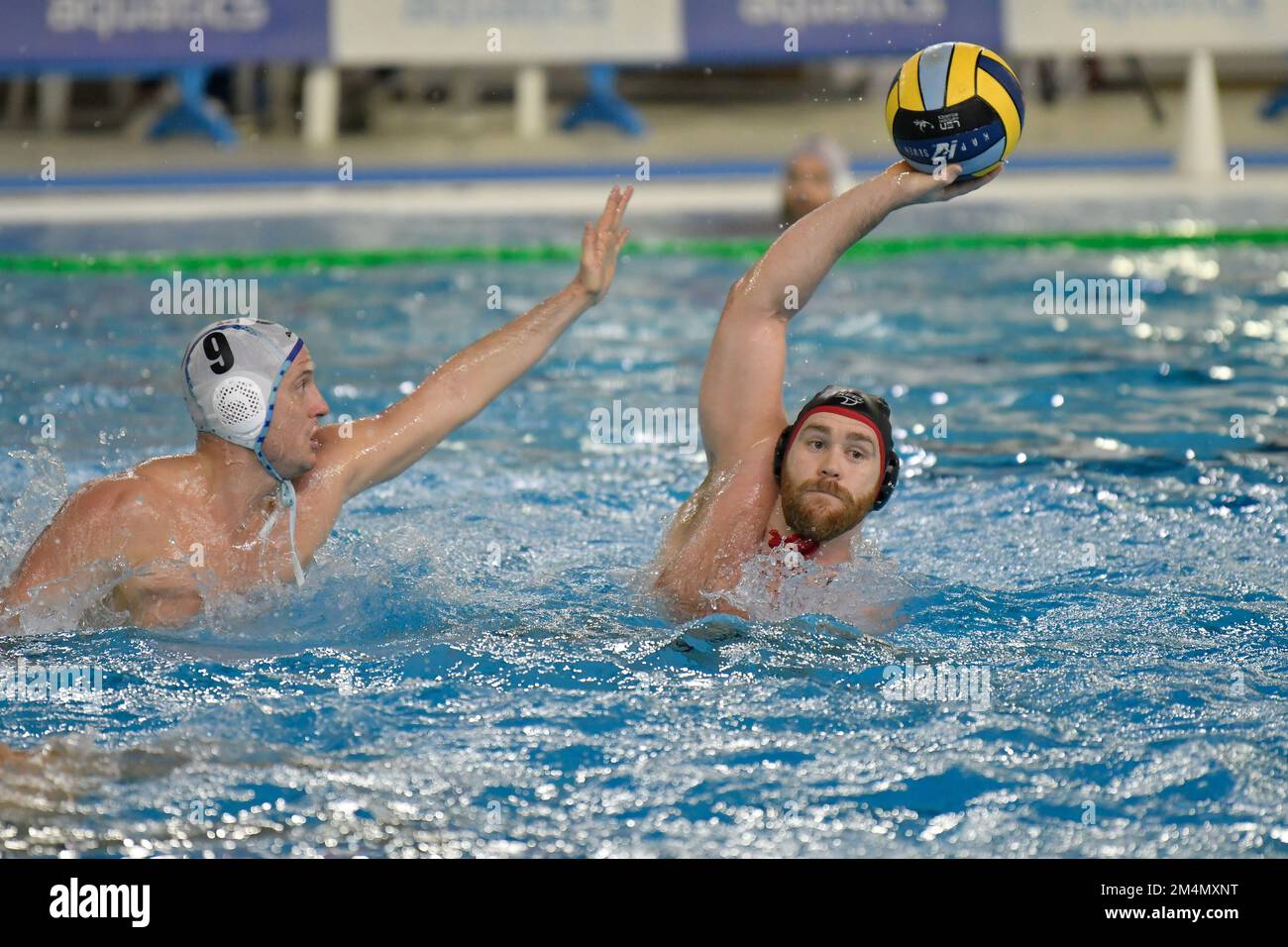 Piscina Bruno Bianchi, Trieste, Italia, 14 dicembre 2022, Alexander Bowen (CN Noisy le sec) vs Andrea Razzi (Pallanuoto Trieste) durante Pallanuoto Trieste vs CN Noisy le sec - LEN Euro Cup Foto Stock