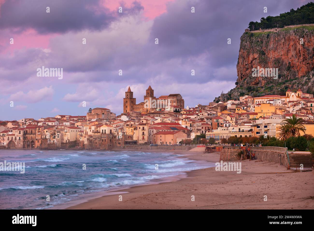Cefalù, Sicilia, Italia. Immagine di paesaggio urbano se la città costiera Cefalu in Sicilia al tramonto drammatico. Foto Stock
