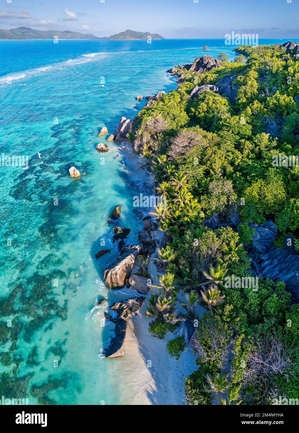 Vista panoramica aerea della spiaggia Anse Source d'Argent, la Digue, Seychellen alla luce del mattino Foto Stock