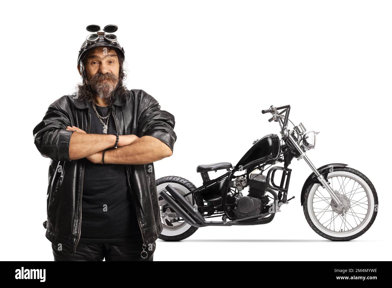 Biker bearded maturo con casco e giacca in pelle davanti a un chopper isolato su sfondo bianco Foto Stock