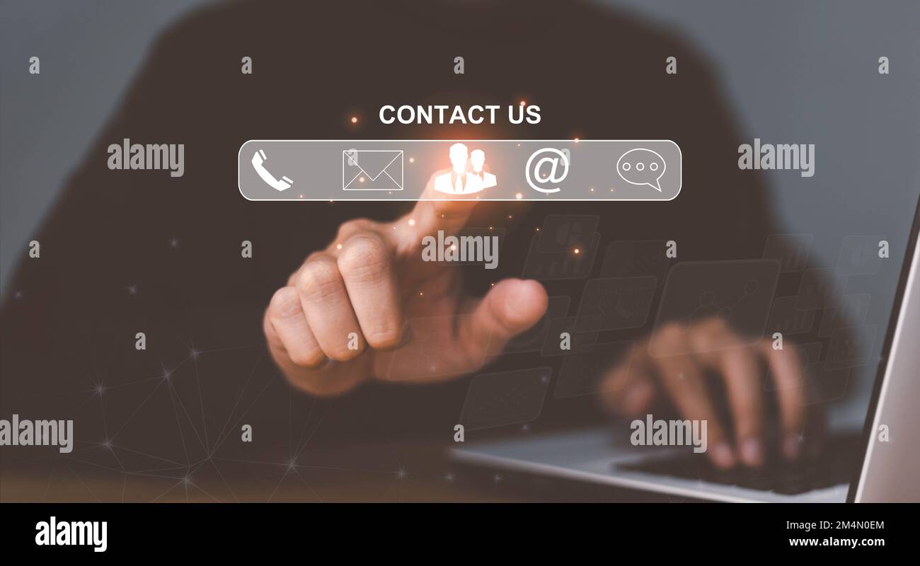 Assistenza clienti hotline Contattaci People Connection. Uomo d'affari che utilizza lo smartphone con le icone e-mail, telefono, indirizzo e messaggio di conversazione testuale. Foto Stock