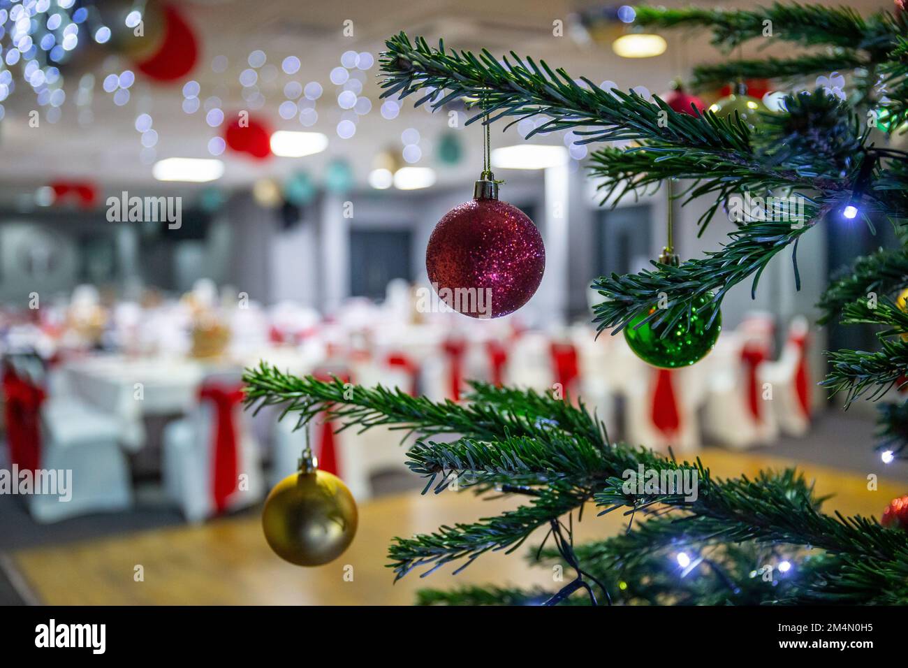 Albero di Natale nella sala funzioni allestita per feste di Natale nel Regno Unito Foto Stock