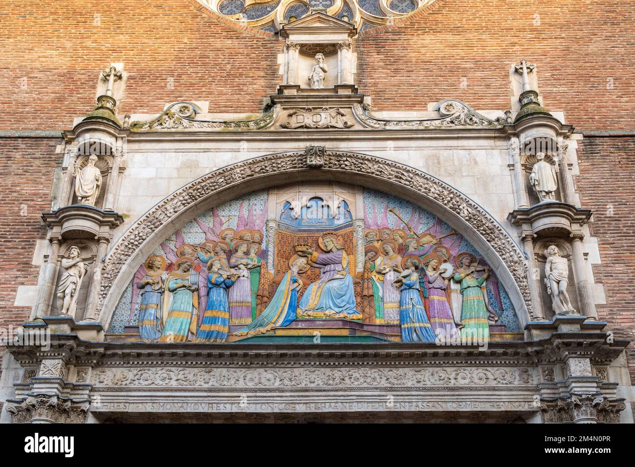 Vista dell'antico timpano in ceramica policroma che rappresenta l'incoronazione della Vergine Maria e degli angeli a Notre Dame de la Dalbade, Tolosa, Francia Foto Stock