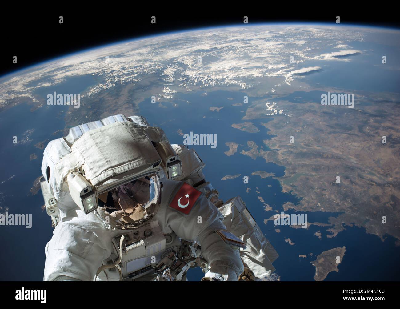 Astronauta turco e Turchia occidentale dallo spazio sullo sfondo. Elementi di questa immagine forniti dalla NASA. Foto Stock