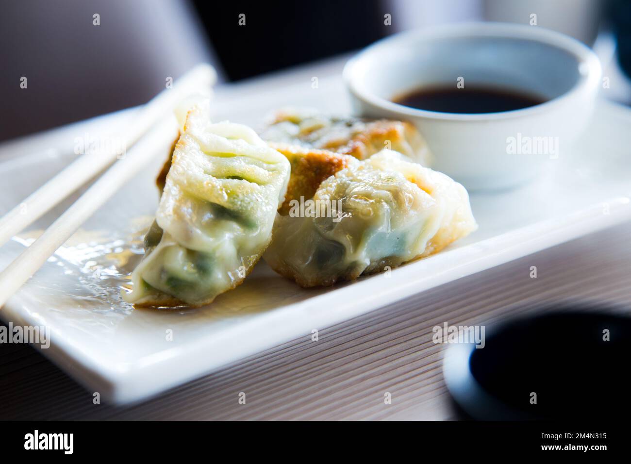 Gyozas, gnocchi giapponesi. Le gyozas tradizionali sono riempite con carne e verdure macinate, ma possiamo anche trovarle con gamberi o verdure. Foto Stock