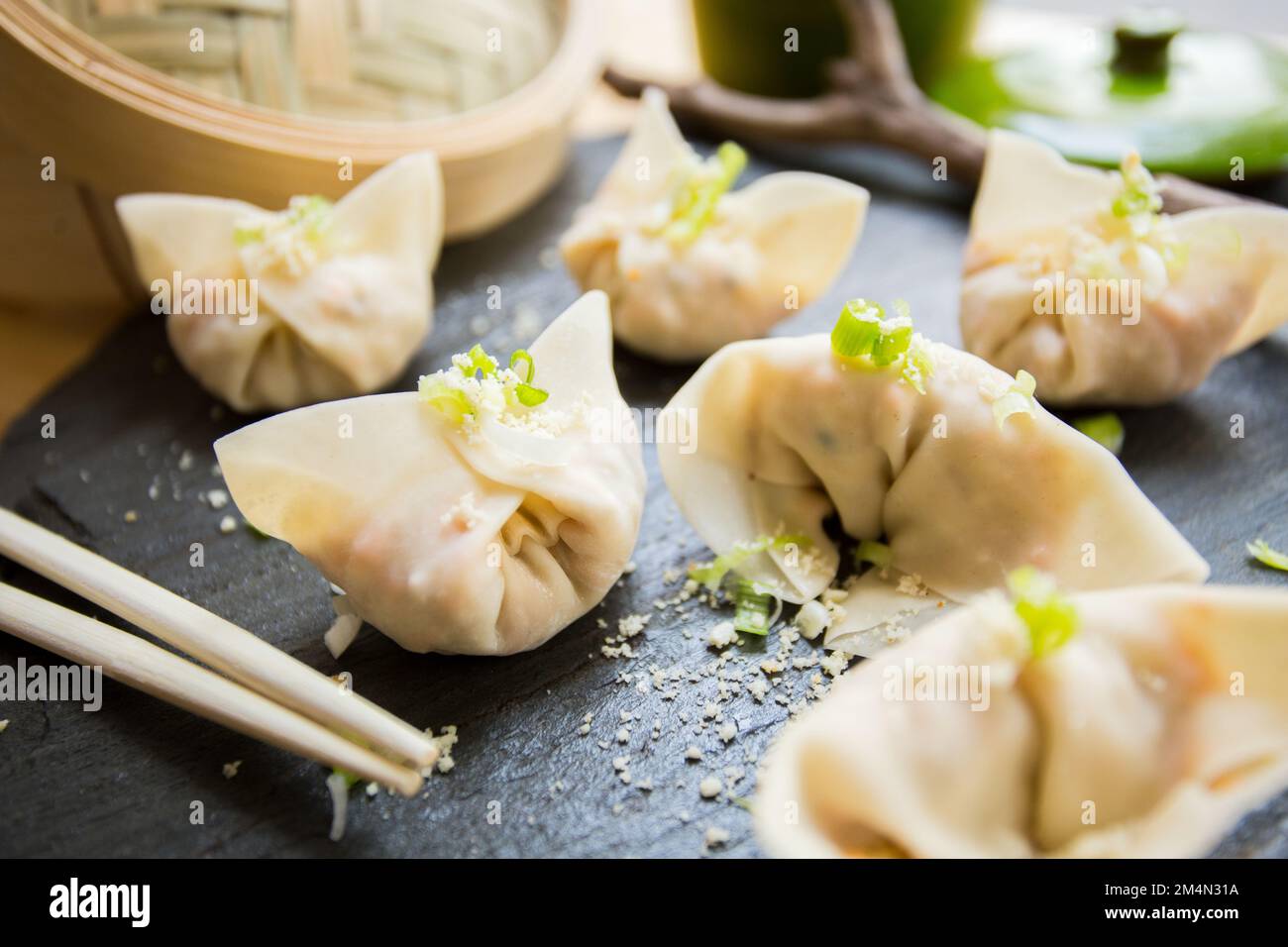 Gyozas, gnocchi giapponesi. Le gyozas tradizionali sono riempite con carne e verdure macinate, ma possiamo anche trovarle con gamberi o verdure. Foto Stock