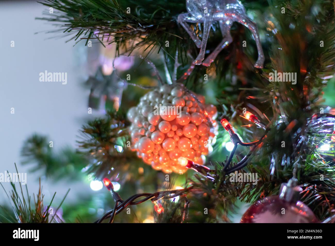 Albero di Natale, un particolare della decorazione. Palle di Natale, luci e colori. Foto Stock