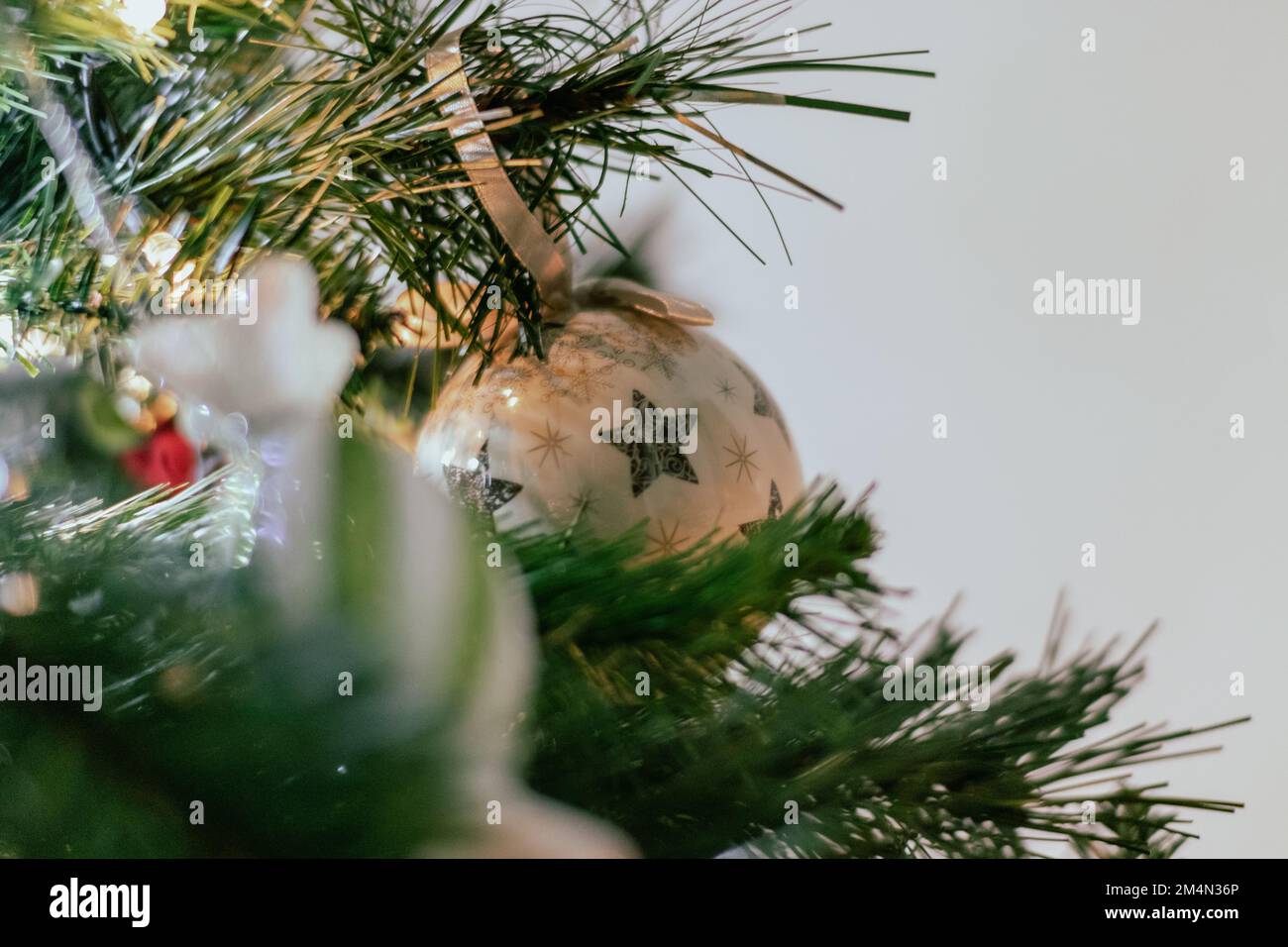 Albero di Natale, un particolare della decorazione. Palle di Natale, luci e colori. Foto Stock