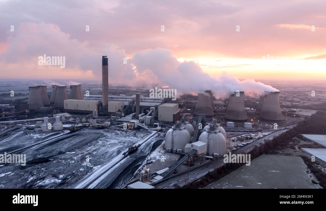 CENTRALE ELETTRICA DRAX, REGNO UNITO - 17 DICEMBRE 2022. Paesaggio aereo di una grande centrale a carbone con serbatoi di stoccaggio per la combustione di Biofuel invece del carbone Foto Stock