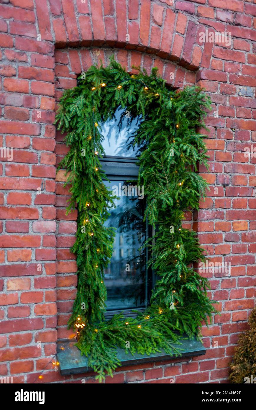 Vista su una finestra di Helsinki con decorazione ad albero di Natale Foto Stock