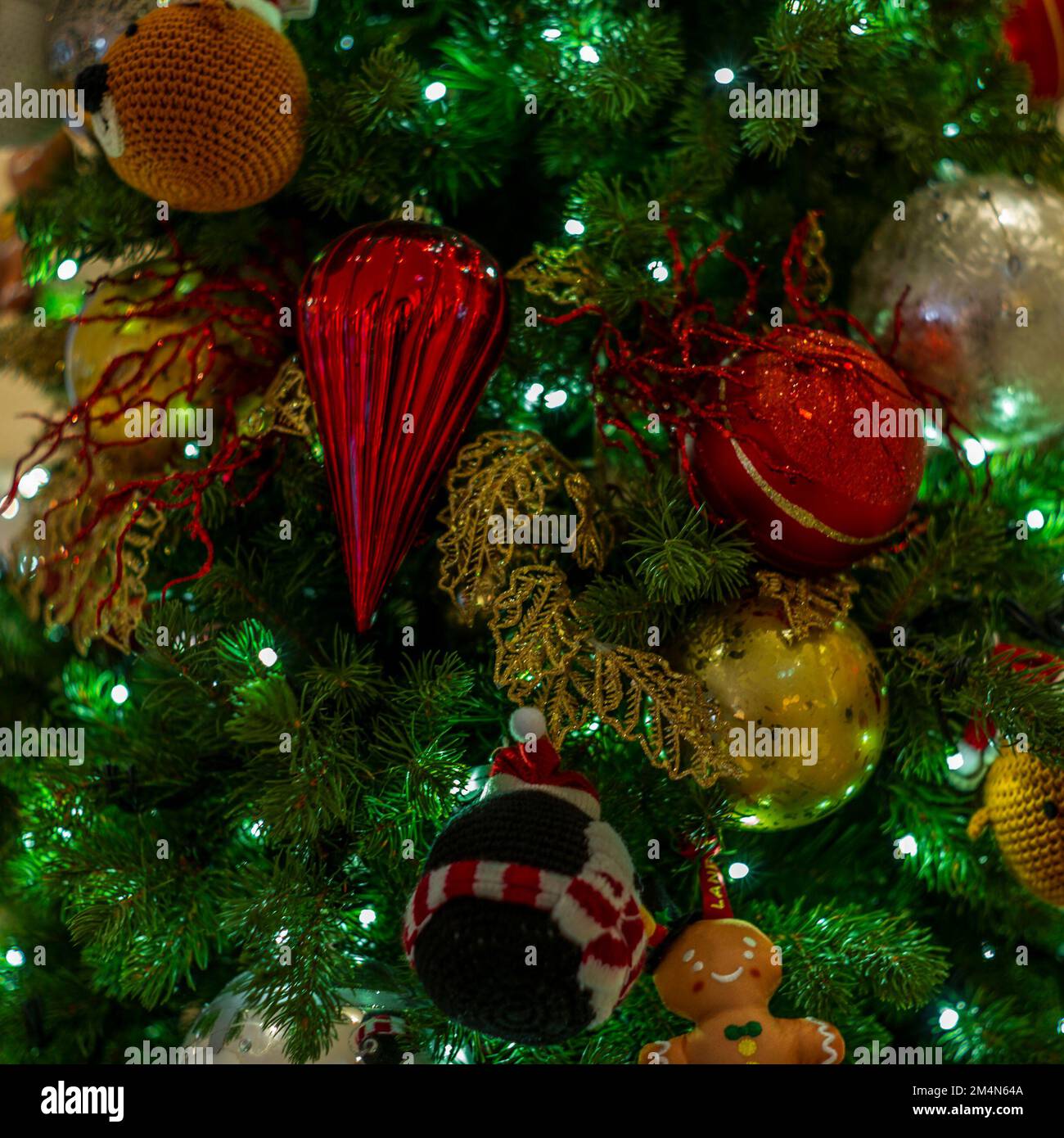 Colorati baubles di vetro e bokeh su un albero di Natale a Hong Kong Foto Stock