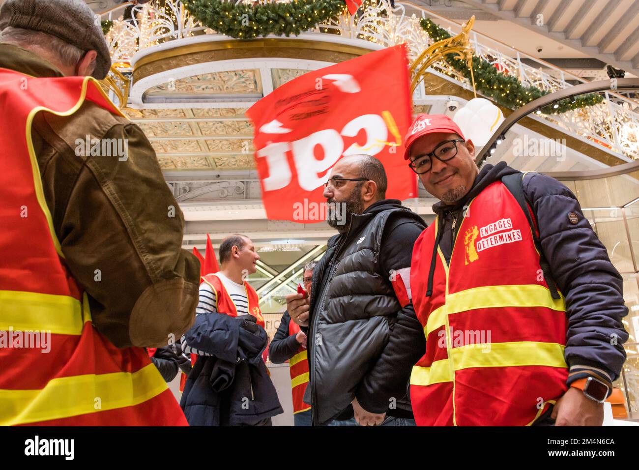 Decine di lavoratori affiliati a CGT hanno assunto il controllo dei grandi magazzini Samaritaine a Parigi, in Francia, il 22 dicembre 2022, di proprietà del gigante dei beni di lusso LVMH, il giovedì mattina per chiedere aumenti salariali, portando all'evacuazione dei clienti. I funzionari DI CGT hanno detto ad AFP che avevano contato da circa 200 a 300 'CGT strikers ma non solo dipendenti del negozio', che è gestito da DFS, il ramo selettivo al dettaglio di LVMH. Il negozio, che occupa 20.000 metri quadrati su rue de Rivoli e ospita circa 600 marchi di lusso, è stato chiuso 'per motivi di sicurezza', ha detto la direzione Samaritaine. Foto di Pierrick Villette/ABACAPR Foto Stock