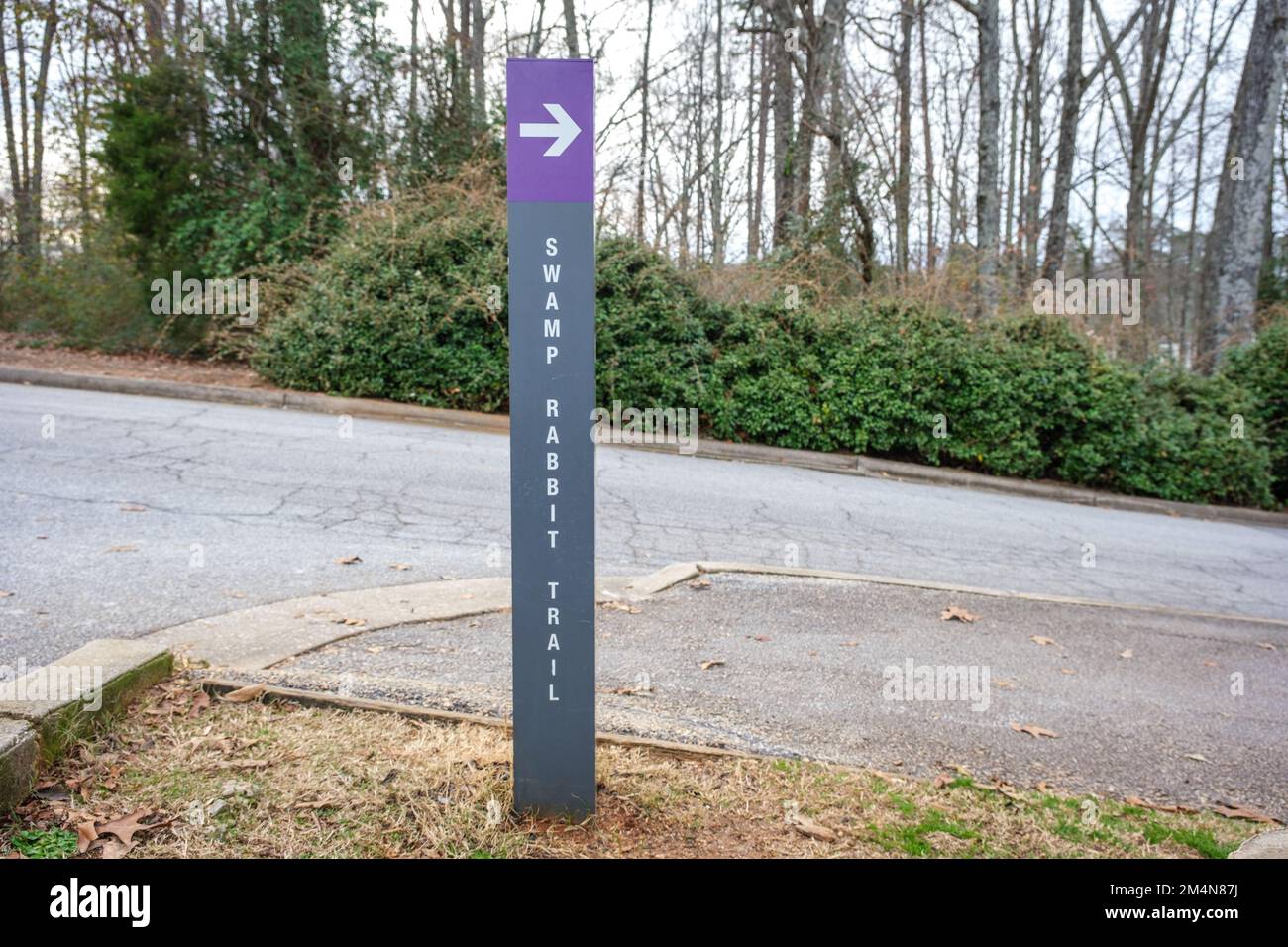 Un montante verticale indica la direzione per il sentiero pedonale Swamp Rabbit Trail a Greenville, South Carolina. Foto Stock