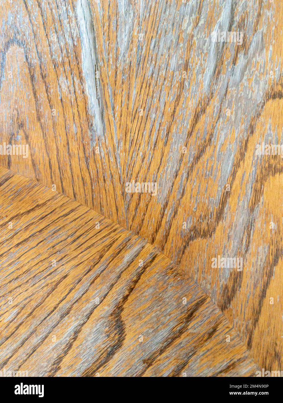 Vista dall'alto del disegno in legno sul tavolino nel giardino dietro la casa, vista dall'alto con per lo sfondo. Foto Stock