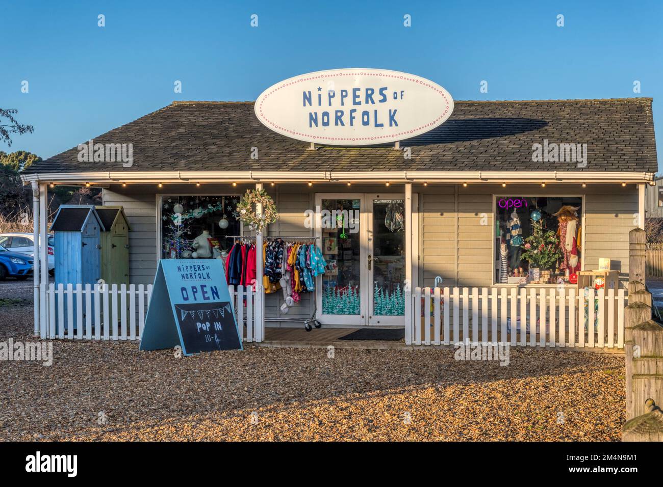 I locali di Nippers di Norfolk a ha guidato Orchards, Thornham, sulla costa nord del Norfolk. Venditori di vestiti per bambini e neonati. Foto Stock