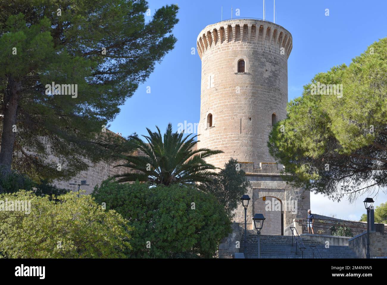 Palma, Spagna - 8 novembre, 2022: Torre de Homenaje al Castel de Bellver, che domina la città di Palma, Maiorca Foto Stock