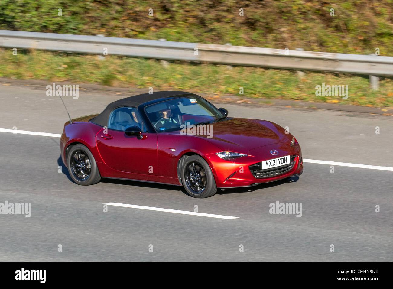 2021 Red MAZDA MX-5 R-SPORT manuale a 1496cc 6 marce; viaggiando sull'autostrada M6 UK Foto Stock