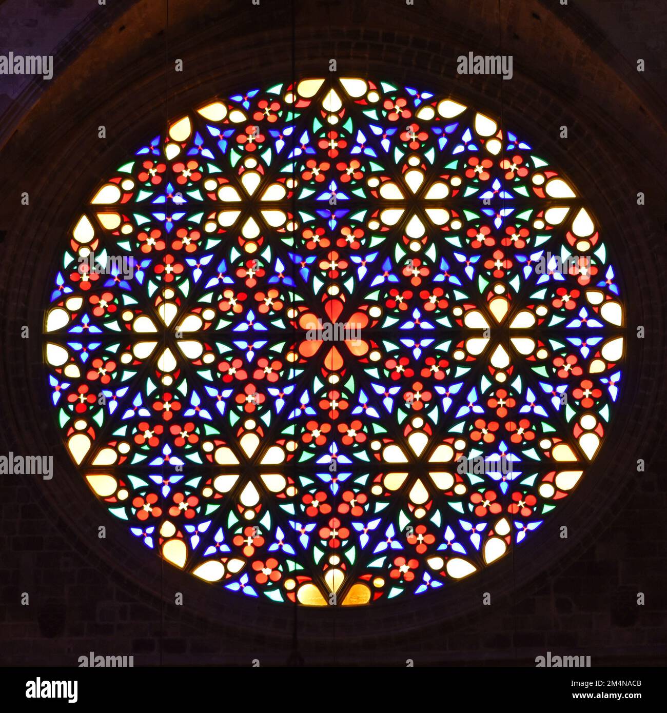 Palma, Mallorca, Spagna - 10 Nov 2022: Vetrata colorata Rose Window nella Cattedrale di Palma Foto Stock