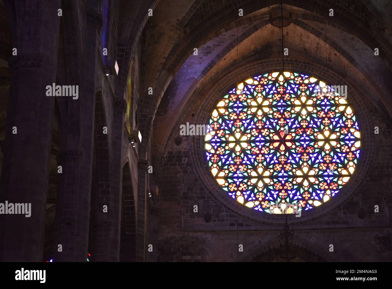 Palma, Mallorca, Spagna - 10 Nov 2022: Vetrata colorata Rose Window nella Cattedrale di Palma Foto Stock