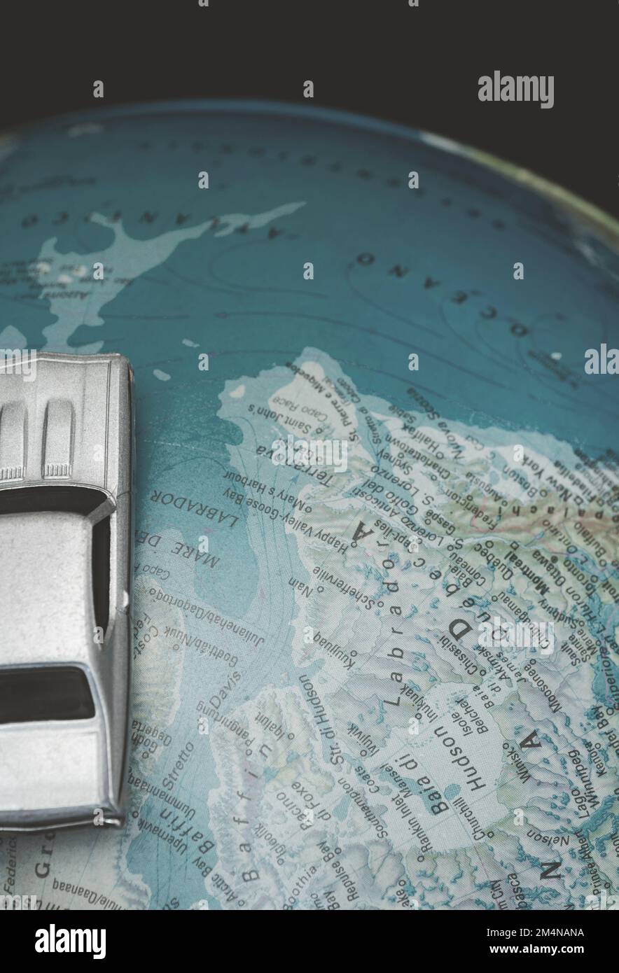 Auto giocattolo sul globo della mappa mondiale Foto Stock