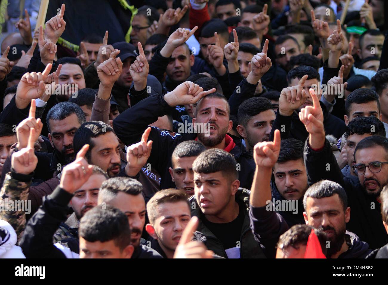 I pianti fanno gesti e slogan cantano durante i funerali del palestinese Ahmed Daraghmeh, che è stato ucciso dalle pallottole dell'esercito israeliano durante un raid sulla tomba di Giuseppe, ad est di Nablus nella Cisgiordania occupata. Questa tomba è sempre stata al centro del conflitto tra ebrei, cristiani e musulmani. Alcuni ebrei credono che Giuseppe sia stato sepolto nella tomba biblica; i musulmani credono che lo sceicco, il leader arabo, sia sepolto all'interno. La tomba di Giuseppe si trova nel villaggio di Balata nella campagna di Nablus, nella parte settentrionale della Cisgiordania. Foto Stock