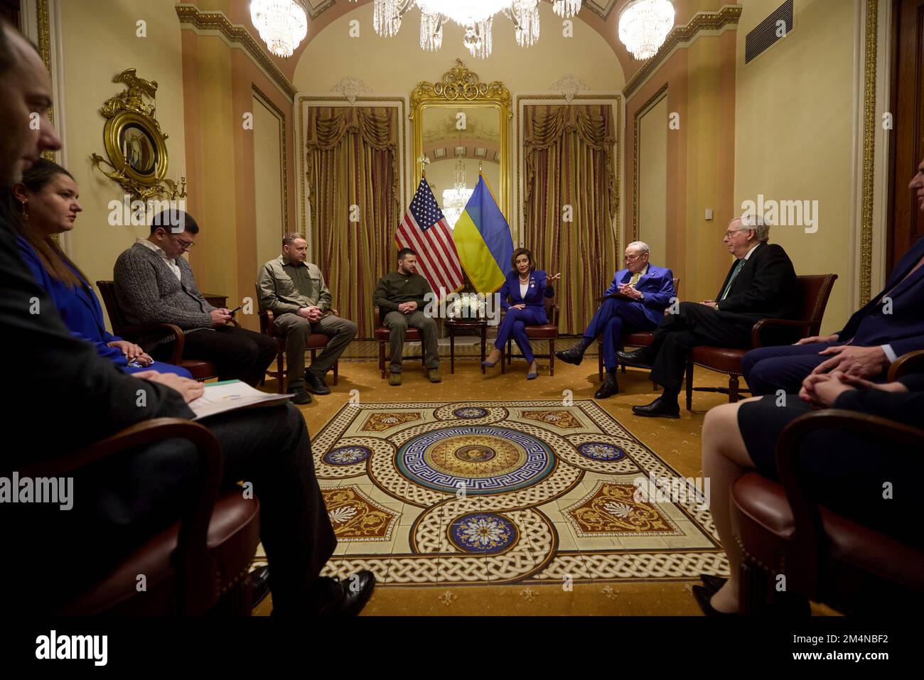 Washington, Stati Uniti. 21st Dec, 2022. Oratore Nancy Pelosi, al centro di destra, durante un incontro bilaterale con la delegazione Ucraina guidata dal presidente Volodymyr Zelenskyy, al centro di sinistra, a Capitol Hill, 21 dicembre 2022 a Washington, DC da sinistra: Ambasciatore ucraino Oksana Markarova, ministro degli Esteri Dmytro Kuleba, capo di Stato maggiore Andriy Yermak, presidente Volodymyr Zelenskyy, presidente Nancy Pelosi, presidente della maggioranza Chuck Schumer e presidente della minoranza Mitch McConnell. Credit: Presidenza Ucraina/Ufficio stampa presidenziale Ucraina/Alamy Live News Foto Stock