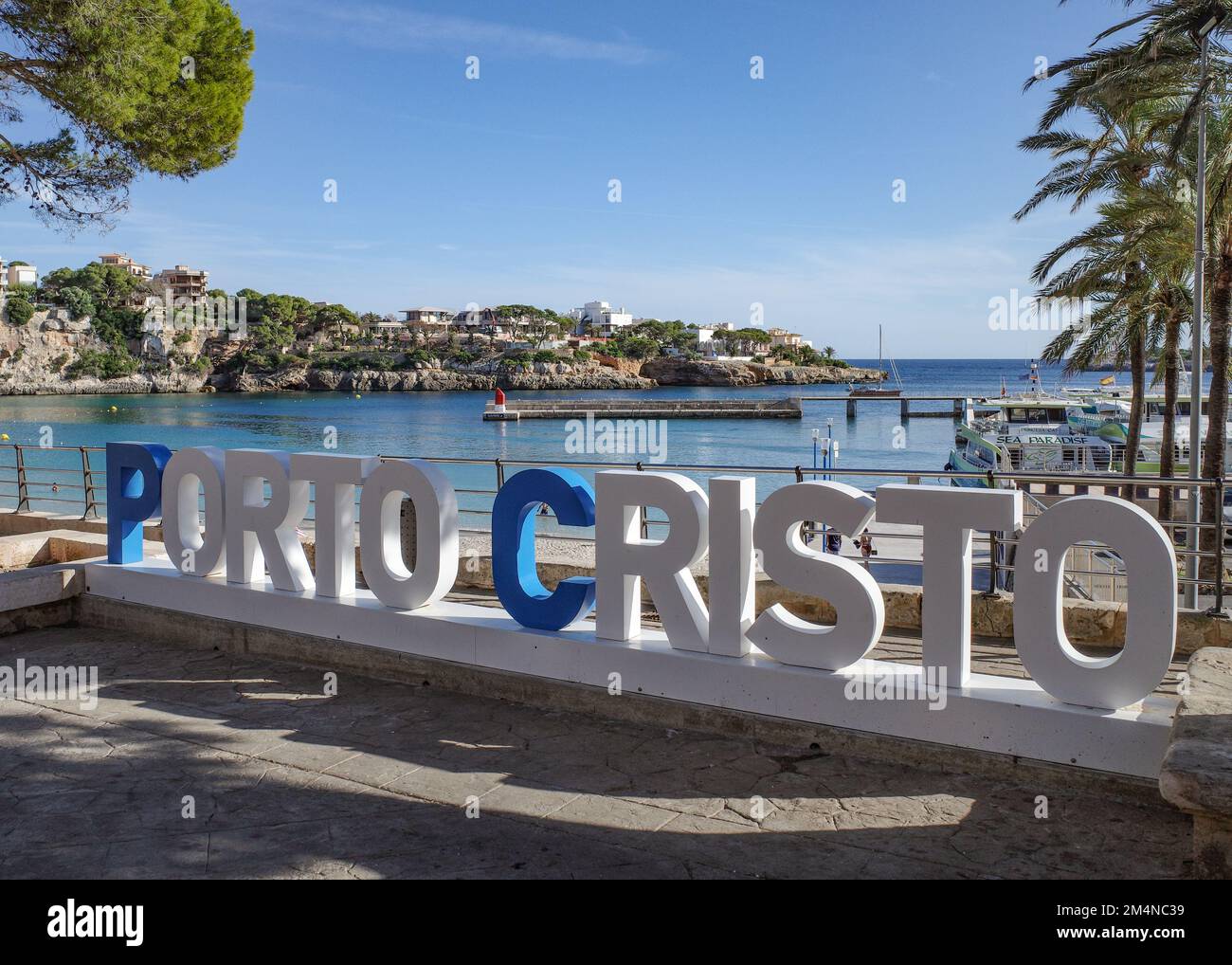 Porto Cristo, Maiorca, Spagna - 9 Nov 2022: Vista sulla spiaggia e sul porto nella città turistica di Porto Cristo Foto Stock