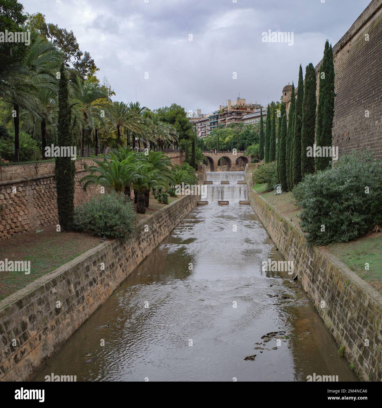 Palma, Mallorca, Spagna - 10 Nov 2022: Viste lungo il fiume Torente de la Rierra Foto Stock