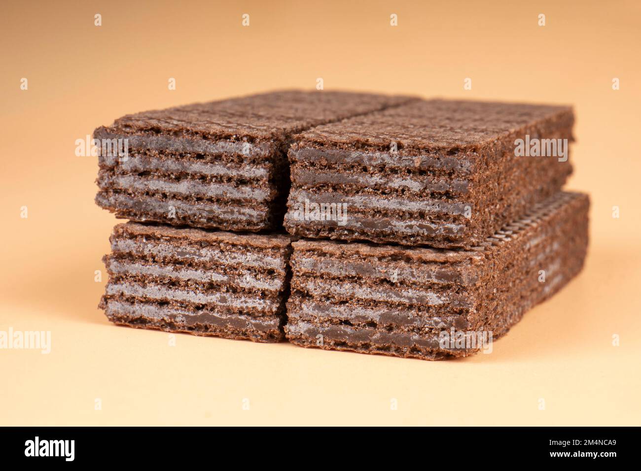 primo piano con waffle al cioccolato, dessert con waffle al caffè. Foto Stock