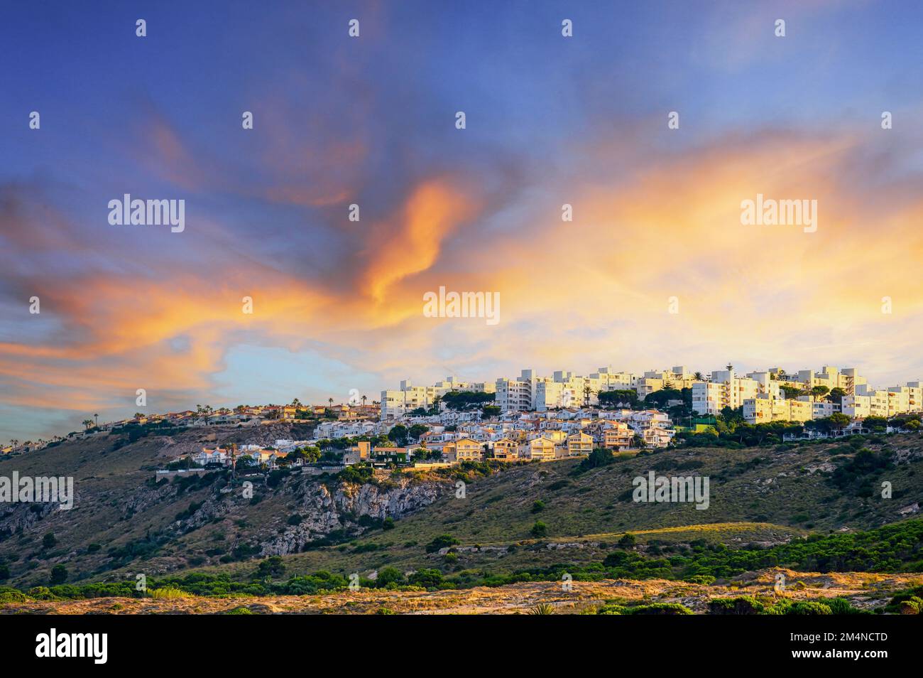 Una bella città in cima ad una collina. La scena è tipica delle zone rurali. Foto Stock