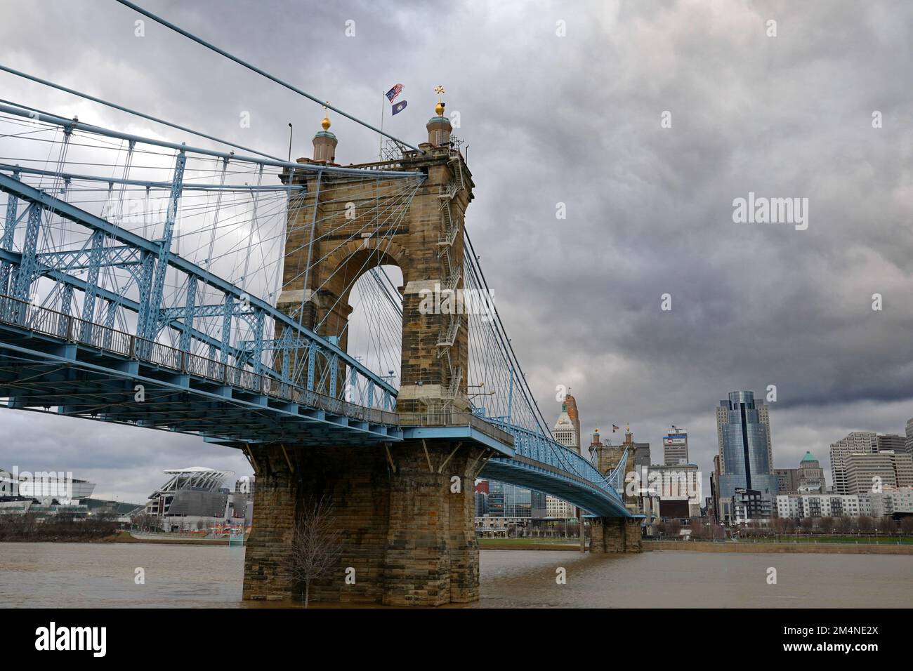 Il ponte sospeso John A. Roebling attraversa il fiume Ohio e collega Cincinnati, Ohio e Covington, Kentucky. Foto Stock