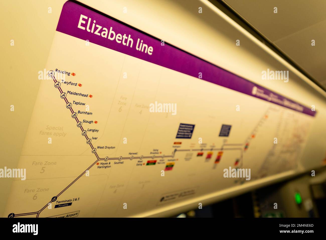 Londra - Settembre 2022: Insegna Elizabeth Line a Canary Wharf, una moderna stazione della metropolitana di Londra Foto Stock