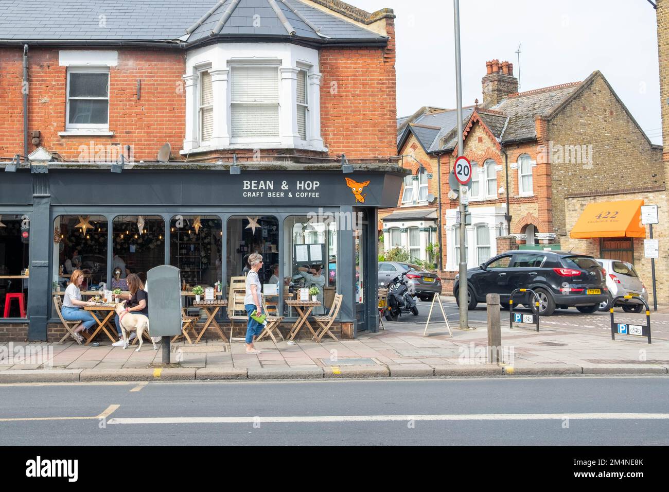Londra - Settembre 2022: Caffetteria e bar Ion Garratt Lane a Earlsfield, sud-ovest di Londra Foto Stock