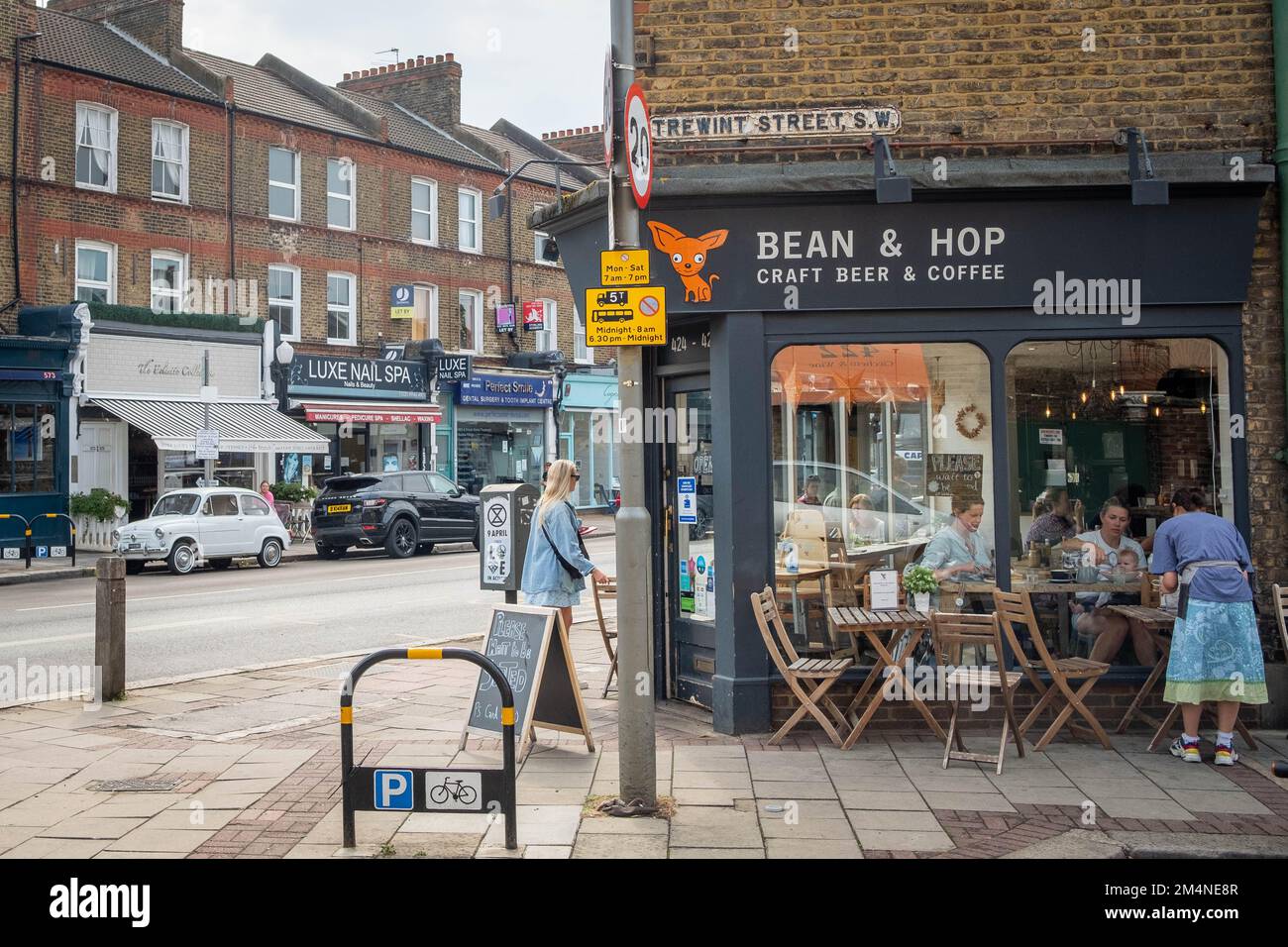 Londra - Settembre 2022: Caffetteria e bar su Garratt Lane a Earlsfield, sud-ovest di Londra Foto Stock