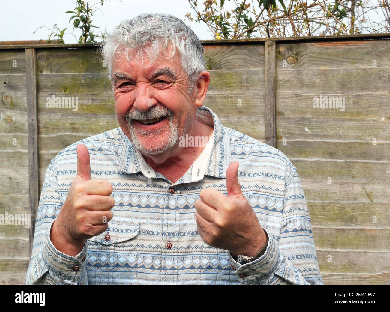 L'uomo anziano o anziano che dice tutto va bene e va bene. Felice e fare un segnale di mano che dice tutto va bene. Foto Stock