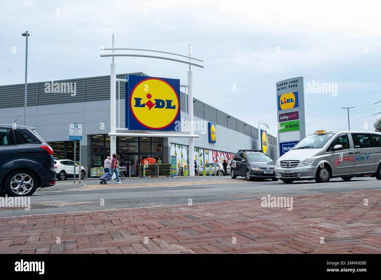 Londra - Settembre 2022: Supermercato Lidl sul parco al dettaglio Plough Lane - marchio multinazionale tedesco di alimentari al dettaglio supermercato Foto Stock Londra - Settembre 2022: Supermercato Lidl sul parco al dettaglio Plough Lane - marchio multinazionale tedesco di alimentari al dettaglio supermercato Foto Stock