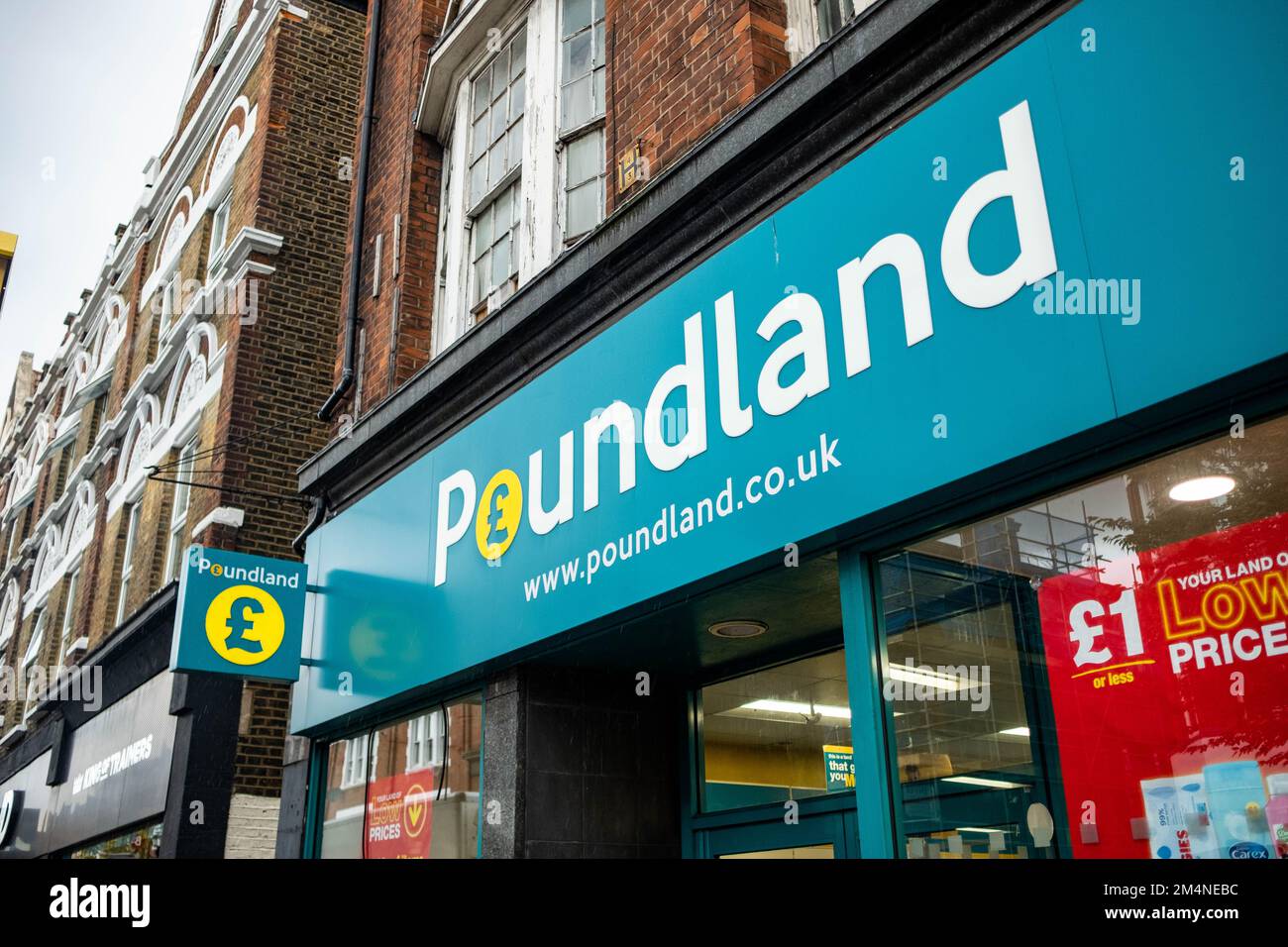 Londra - Settembre 2022: Negozio Poundland a Tooting, una catena britannica di negozi scontati Foto Stock