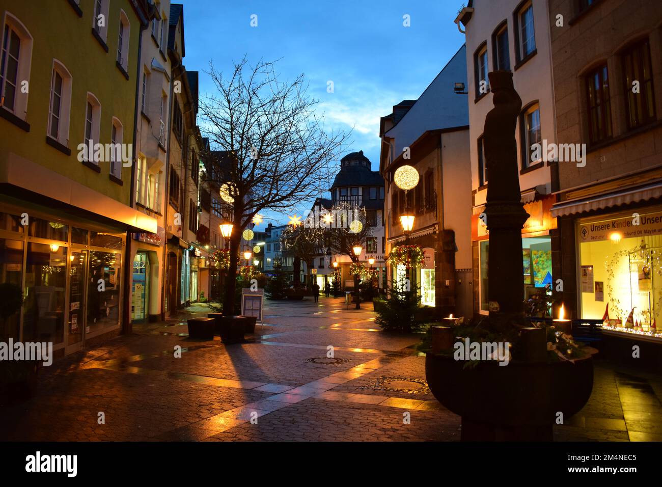 Strada della città vecchia con le luci di Natale Foto Stock