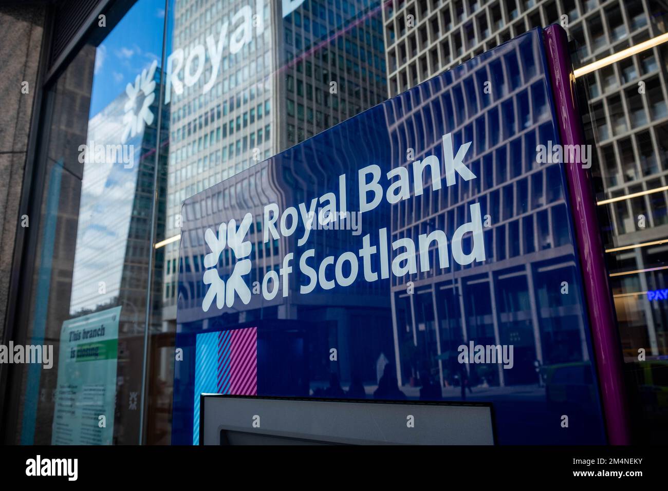 Londra - Settembre 2022: Segnaletica esterna Royal Bank of Scotland. Una holding bancaria e assicurativa britannica. Foto Stock