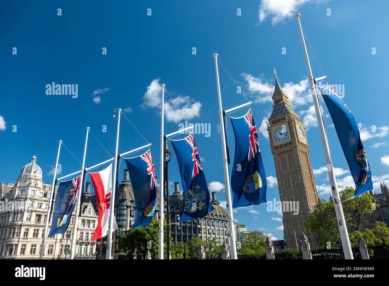 Londra - Settembre 2022: Commonwealth of Nations o le bandiere del Commonwealth in mostra sulla Piazza del Parlamento dalle case britanniche del Parlamento Foto Stock