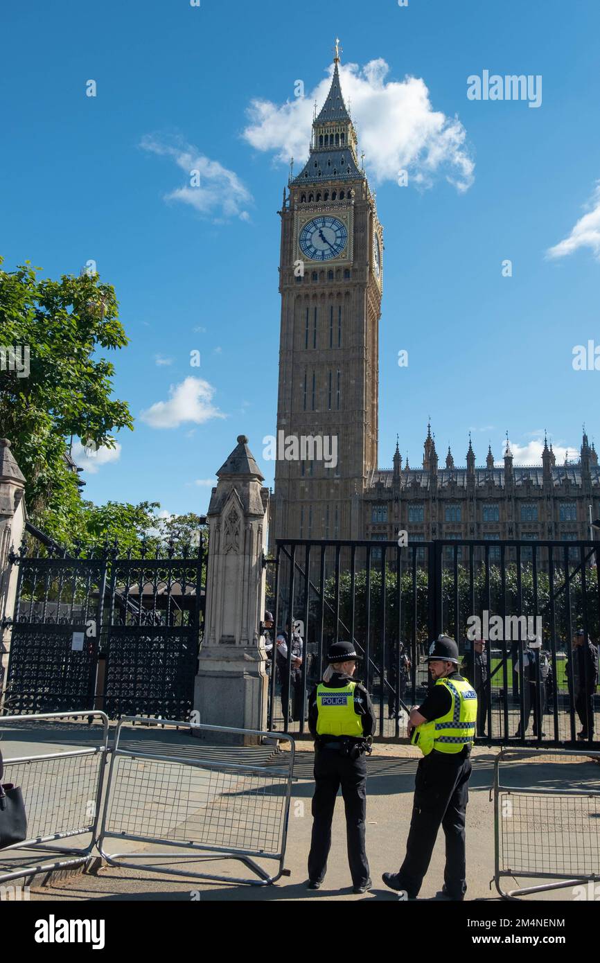 Londra - Settembre 2022: Big ben / Houses of Parliament sorvegliato dalla polizia Foto Stock