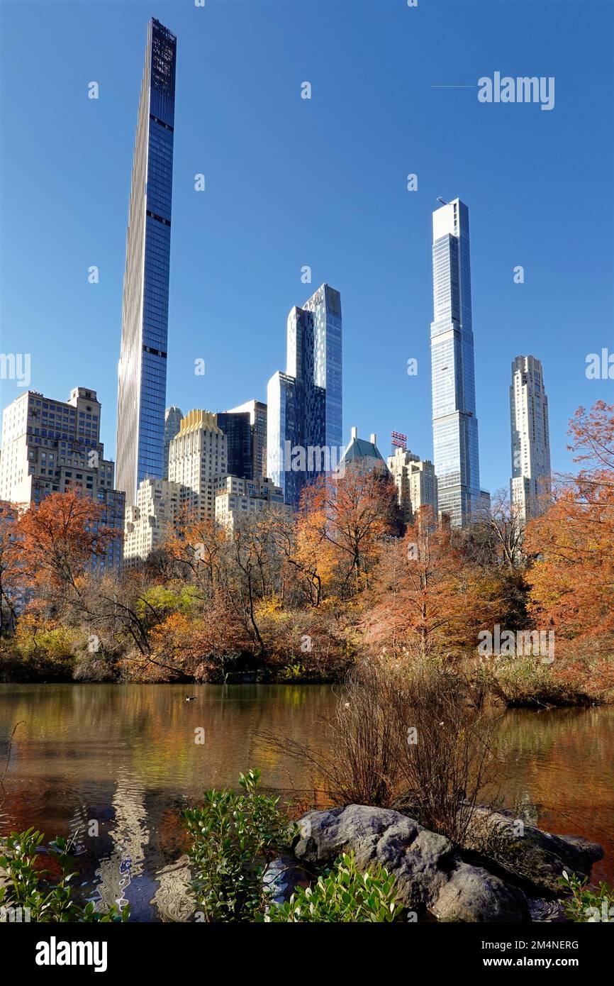 Vista autunnale sul laghetto a Central Park New York Foto Stock