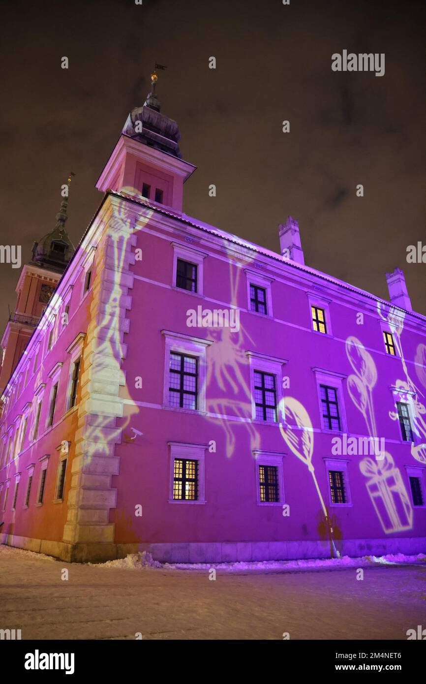 Proiezione di luce colorata sul Castello reale di Varsavia in Polonia, di notte durante le festività natalizie Foto Stock