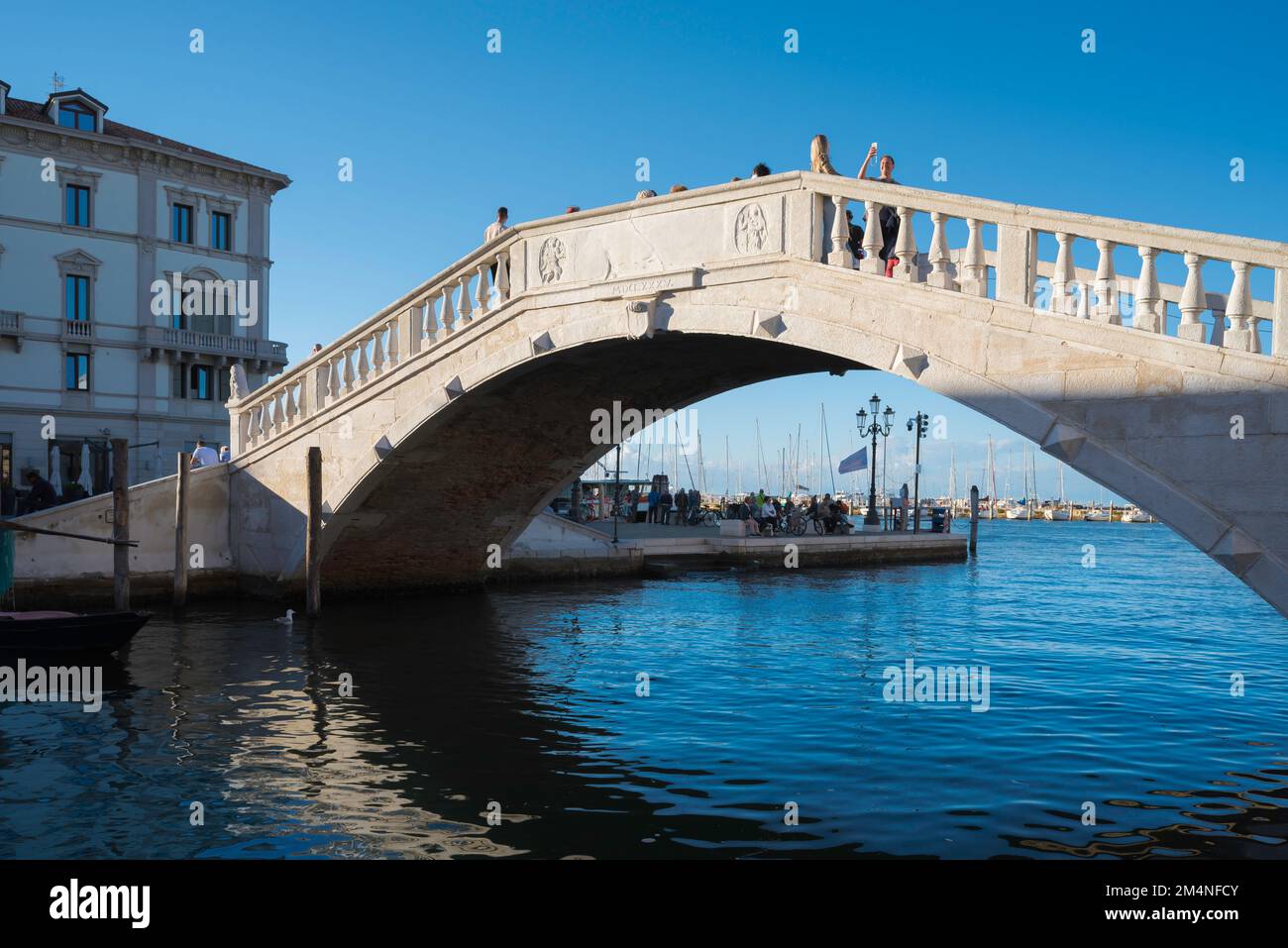 Ponte di Chioggia, vista sul Ponte di Vigo - un ponte storico del 14th° secolo progettato in stile veneziano che attraversa il canale Vena a Chioggia, Italia Foto Stock