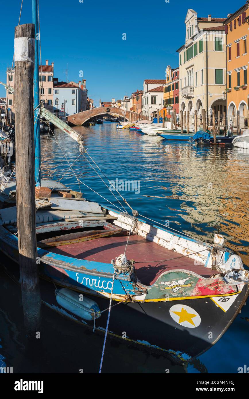 Chioggia Laguna di Venezia, vista in estate di edifici storici e barche da pesca ormeggiate nel canale vena di Chioggia, comune di Venezia, Veneto, Italia Foto Stock