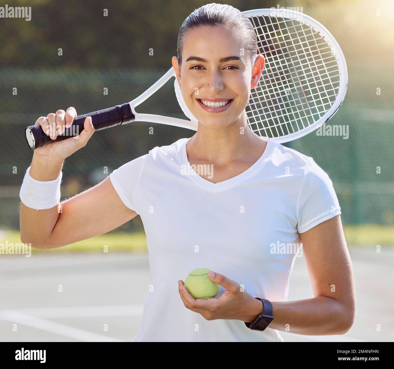 Tennis sport, game portrait e allenamento femminile per la salute sul campo, felice di un evento sportivo professionale e sorridere alla competizione all'aperto. Giovane atleta Foto Stock